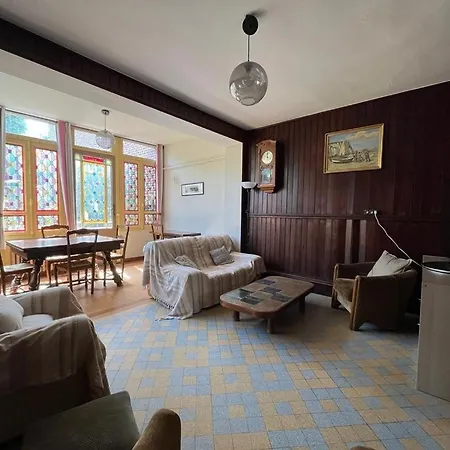 Maison Familiale De A *