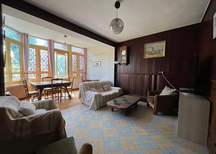 Maison Familiale De A *